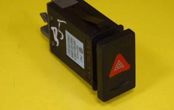 Volkswagen PASSAT B5 Hazard light switch 3B0953235D