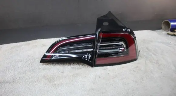 Tesla Model 3 Rear/tail lights 1077398