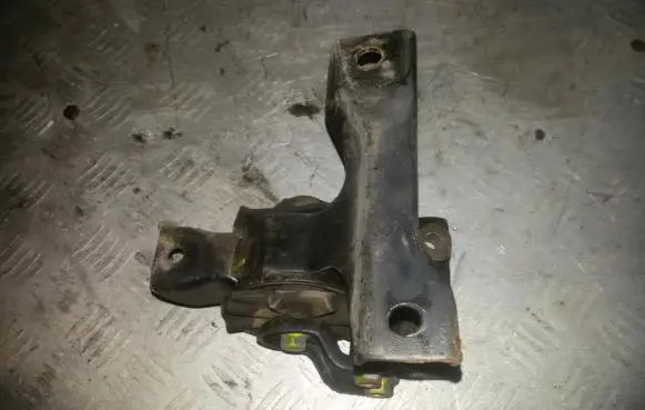Suzuki Alto Engine mount bracket 11l04s