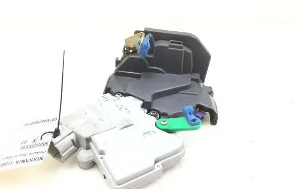 Nissan X-Trail T30 Rear door lock 825528H710