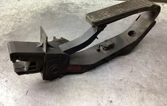 Mercedes-Benz C W203 Accelerator throttle pedal A2113010001