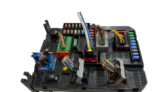 Peugeot 208 Fuse module 980753208000 E1095294 20140428