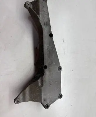 Engine mounting bracket