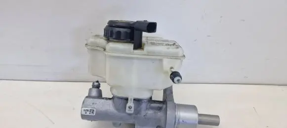Volkswagen Golf VI Master brake cylinder