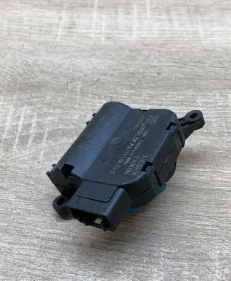 Volkswagen Touran I Air flap motor/actuator 1K1907511E 0132801343