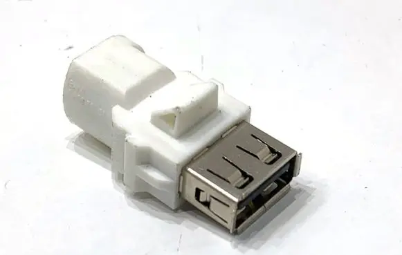 BMW 5 G30 G31 G38 USB socket connector 9390501