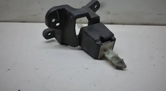 Front bumper mounting bracket