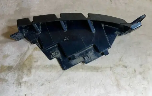 Dodge Challenger Intercooler air guide/duct channel 6822644ab