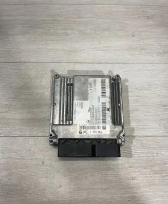 BMW 5 E60 E61 Engine control unit/module 7799856 0281012101