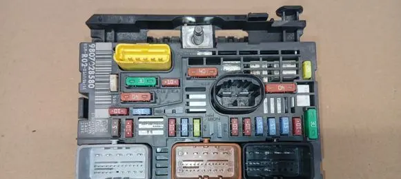 Peugeot 5008 Fuse module 9807028580