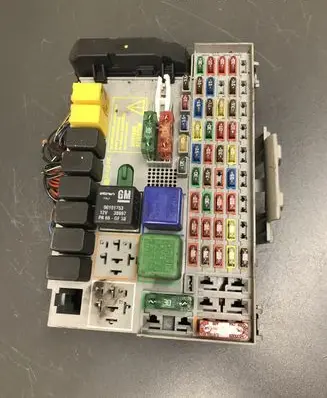 Opel Zafira A Fuse module 24412497