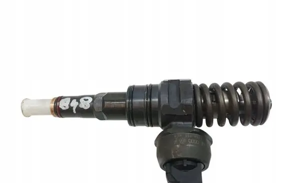 Volkswagen Golf IV Fuel injector 038130073AG
