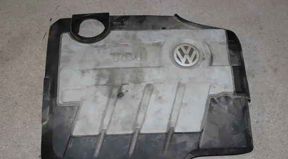 Volkswagen Tiguan Engine cover (trim) 03L103925AM