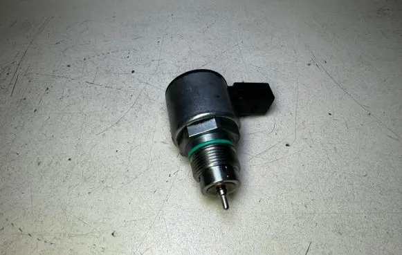 Skoda Octavia Mk3 (5E) Fuel pressure regulator 04L130764B 28523501 1905810082