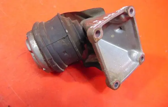 Mercedes-Benz SLK R170 Engine mounting bracket