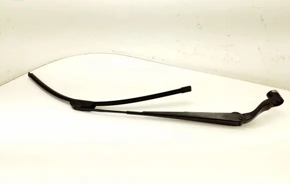 Nissan X-Trail T32 Front wiper blade arm V8458