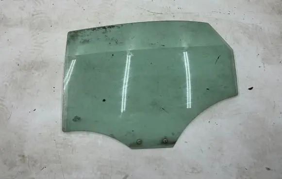 Audi A4 S4 B6 8E 8H Front door window glass four-door E000199