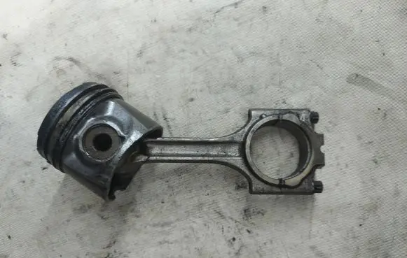 Volvo XC90 Piston with connecting rod