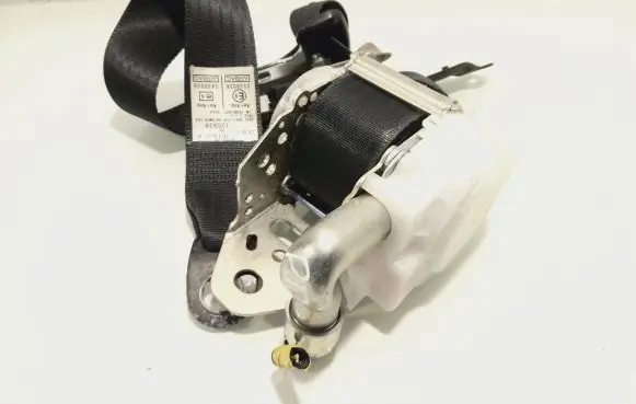 Toyota Avensis T270 Front seatbelt 7P1510P