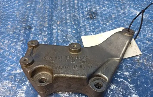 Mercedes-Benz E C207 W207 Engine mounting bracket A6510940039 11387010111