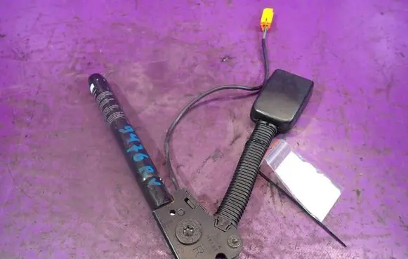 Front seatbelt buckle