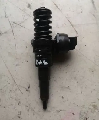Volkswagen Golf V Fuel injector 038130073BN