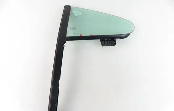 Volkswagen PASSAT CC Rear side window 43R001026