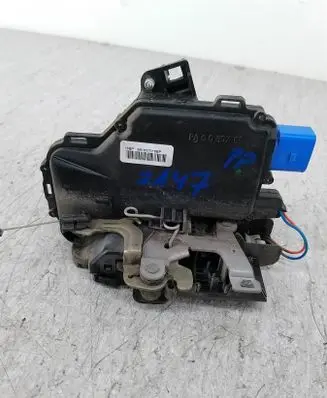 Volkswagen Polo IV 9N3 Front door lock 3B1837016BP