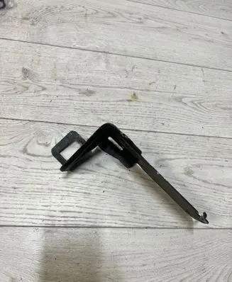 BMW 3 E90 E91 Radiator mount bracket 51647117 81208 23781010