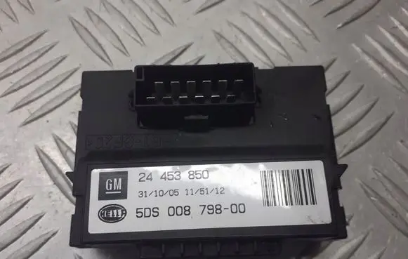 Opel Astra H Tow bar relay 24453850