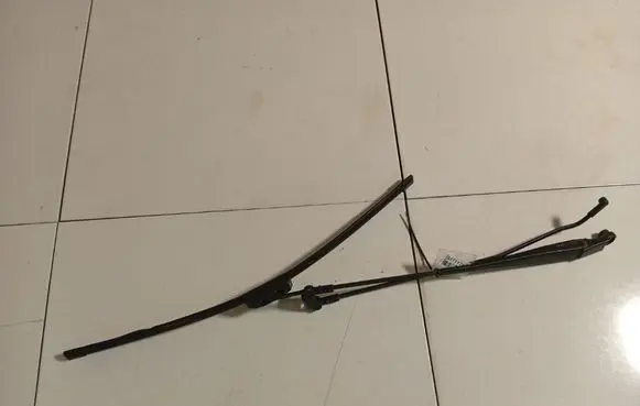 Toyota Aygo AB10 Front wiper blade arm 