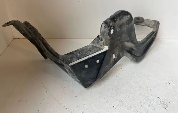 Audi A6 S6 C6 4F Intercooler pipe mounting bracket 4F0145814