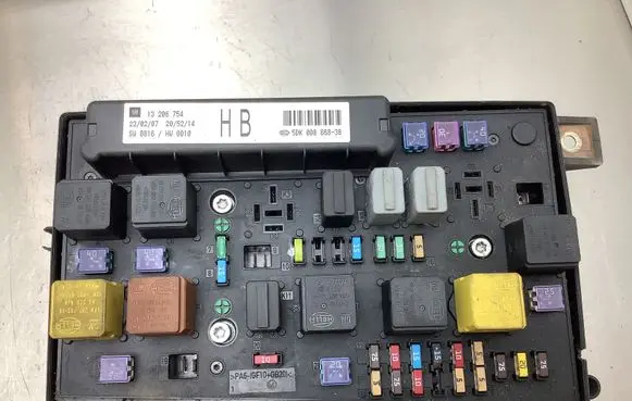 Opel Zafira B Fuse module 13206754 5DK00866838
