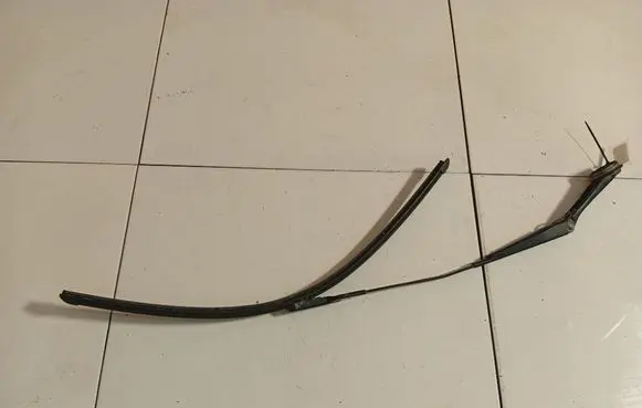 Front wiper blade arm