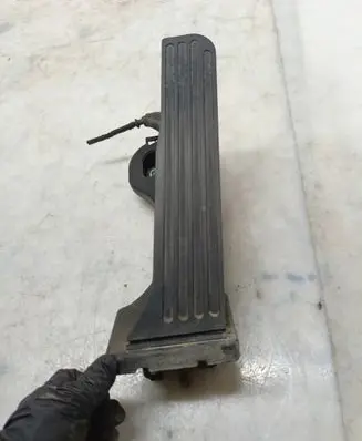 Volkswagen Touran I Accelerator throttle pedal 1T1721503H 6PV00868900
