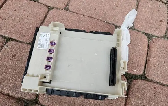 Toyota Camry VIII XV70 Central body control module 82730-33Q31-
