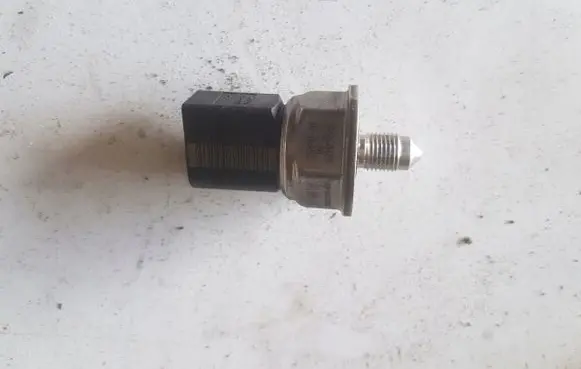 BMW 3 E90 E91 Fuel pressure sensor 7537319