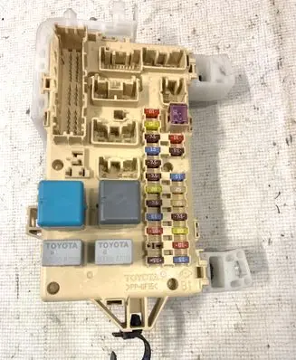 Toyota Corolla Verso AR10 Fuse module 892210F030 3470535630 05120519502302