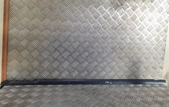Volkswagen PASSAT B4 Front door glass trim molding