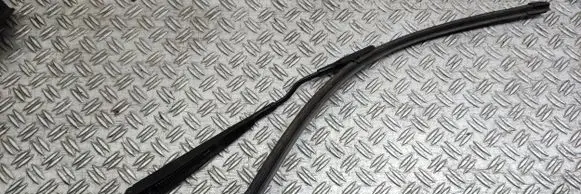 Ford Explorer VI Front wiper blade arm W000097429