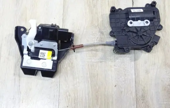 Hyundai Santa Fe Tailgate lock latch 81800J7710