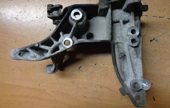 Peugeot 2008 I Engine mounting bracket 9674030280