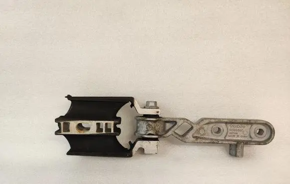 Volvo XC90 Engine mount bracket 31359890