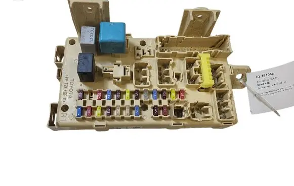 Toyota Avensis T250 Fuse module 82641CA030F 4190532788 995763