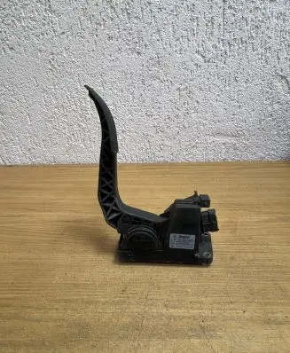 Mercedes-Benz Vito Viano W639 Accelerator throttle pedal A6393000604 0281002561