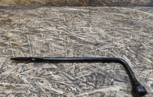 Jaguar XJL Wheel nut wrench 
