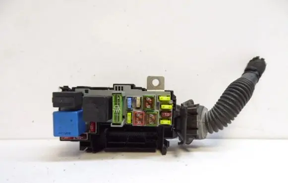 Opel Meriva B Fuse box cover