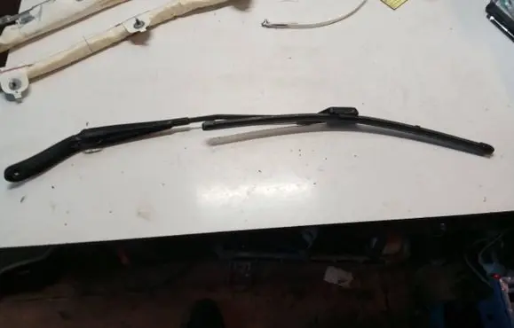 Volvo XC60 Front wiper blade arm 30753525