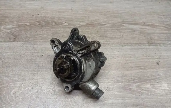 Volvo V70 Vacuum pump 30677904