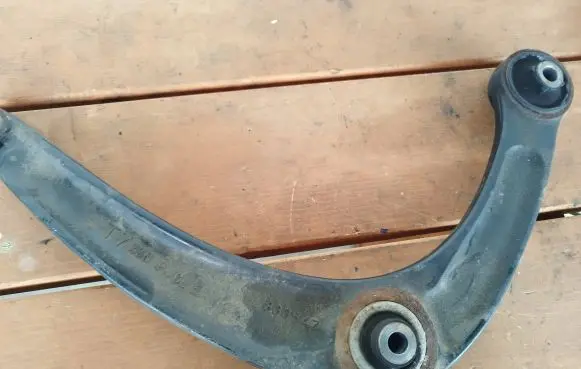 Citroen DS4 Front lower control arm/wishbone 833547